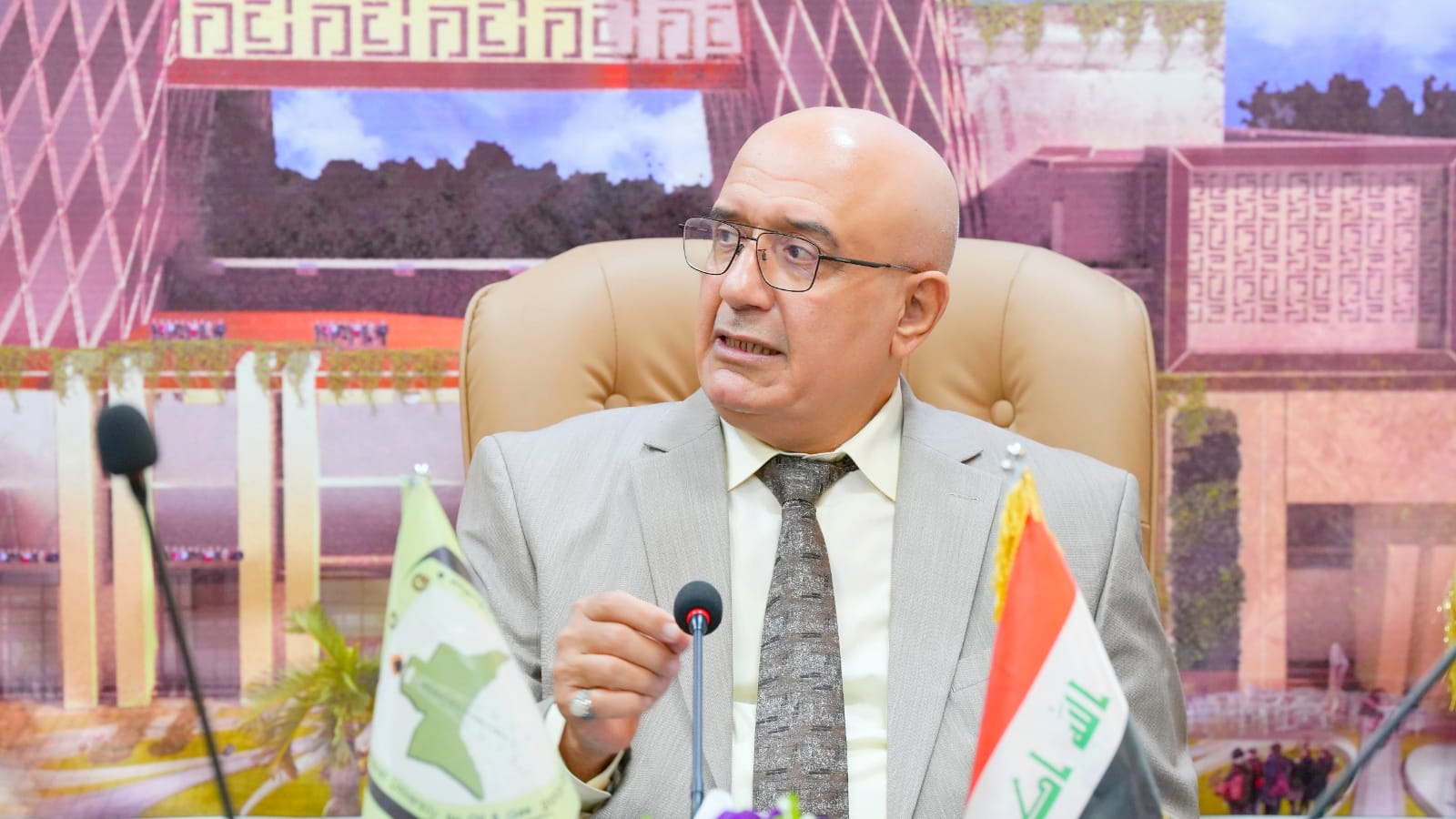رئيس جامعة البصرة للنفط والغاز يترأس اجتماعاً موسعاً مع خبراء واقتصاديين في النفط والغاز والطاقة لإنشاء مركز متخصص في الطاقة - 4