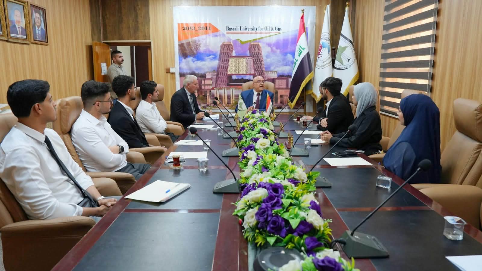 رئيس جامعة البصرة للنفط والغاز يلتقي الطلبة الأوائل في كلية هندسة النفط والغاز - 2