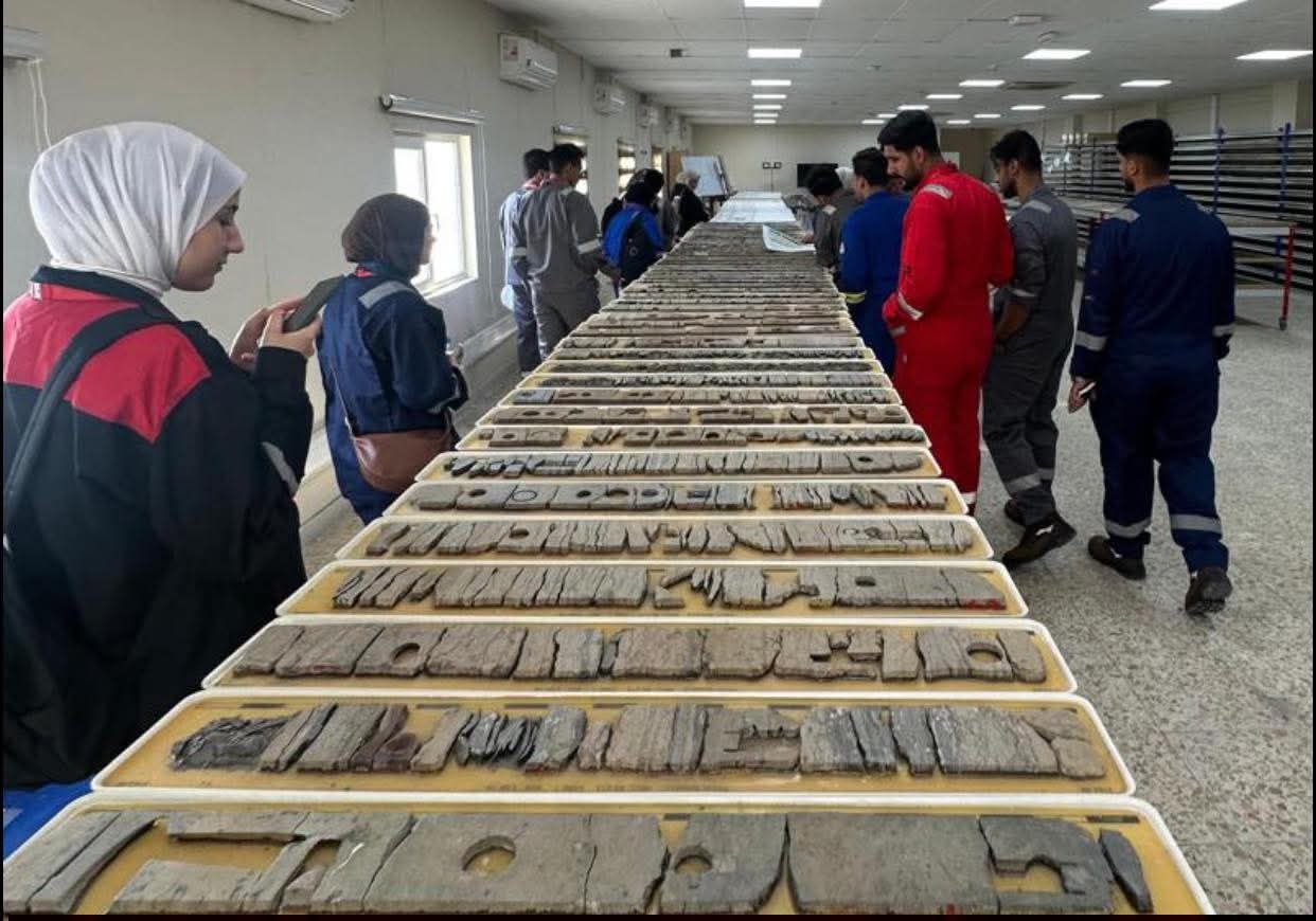 كلية هندسة النفط والغاز تنظم زيارة علمية الى حقل الرميلة النفطي لزيارة متحف اللباب الصخري Core Museum