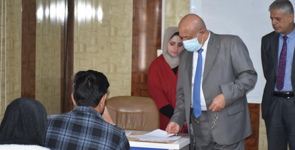 The President of Basrah University of Oil and Gas reviews the progress of the examination process in the College of Industrial Management of Oil and Gas